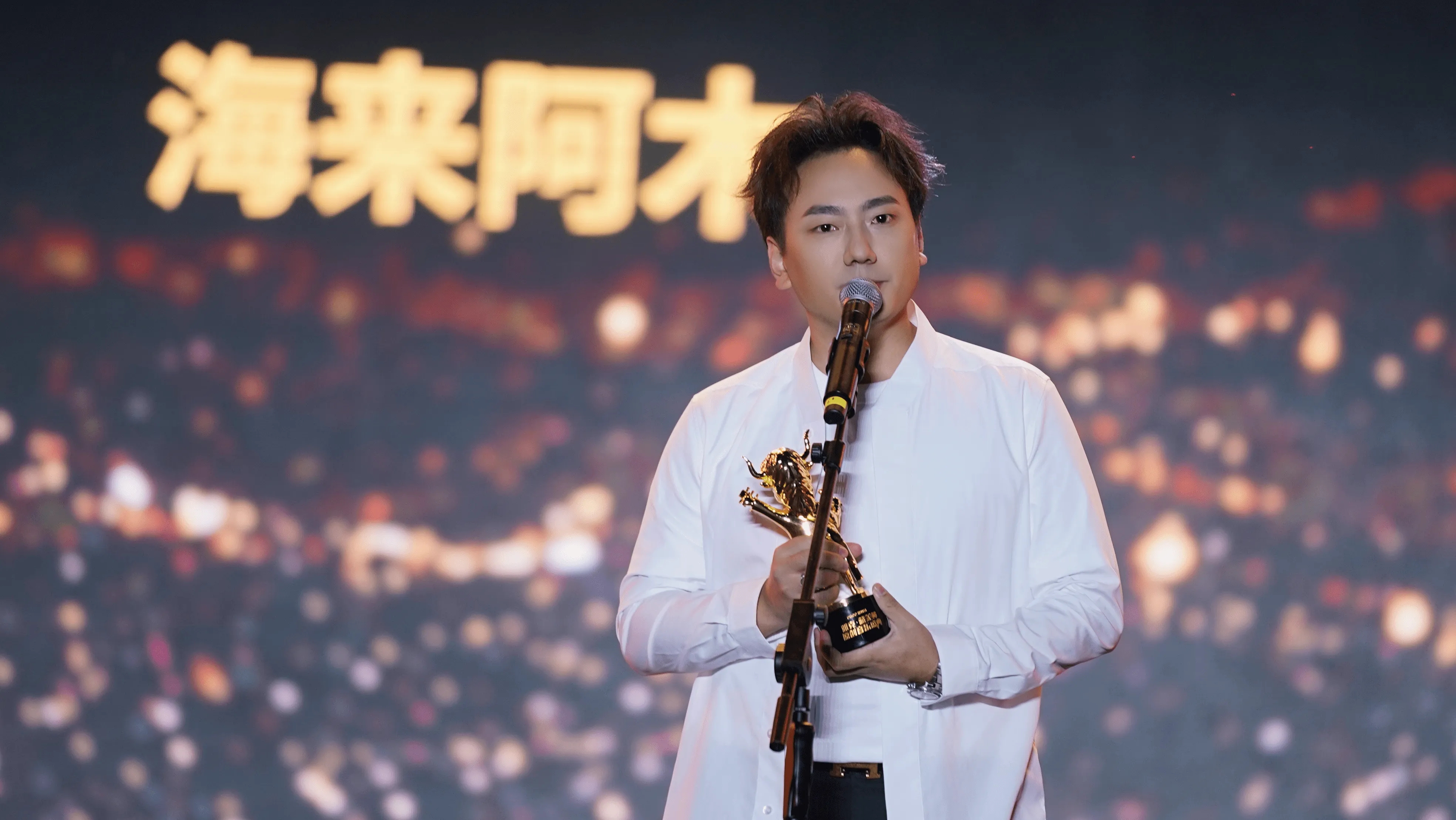 中秋晚会一首《别知己》，让搭档金晨的海来阿木走红