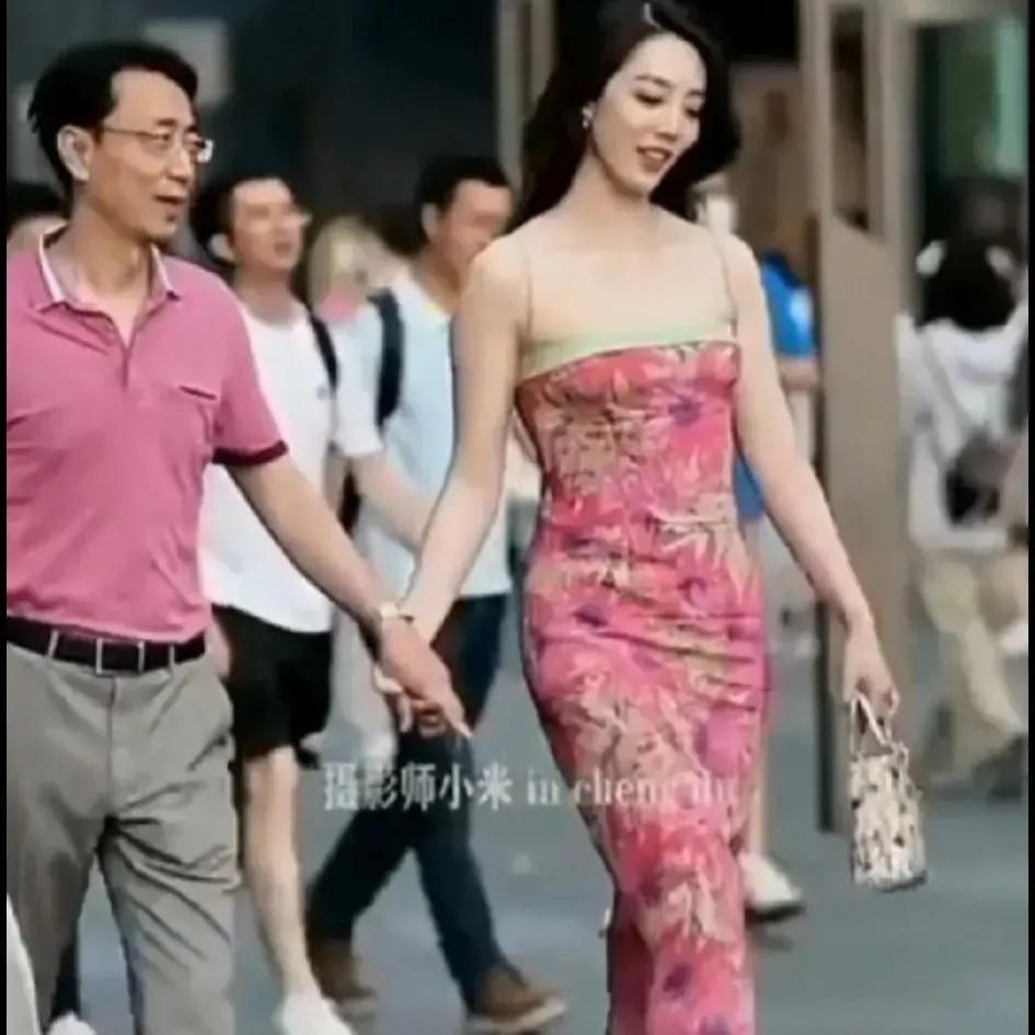 成都街拍很火的董小姐,董小姐成都街拍