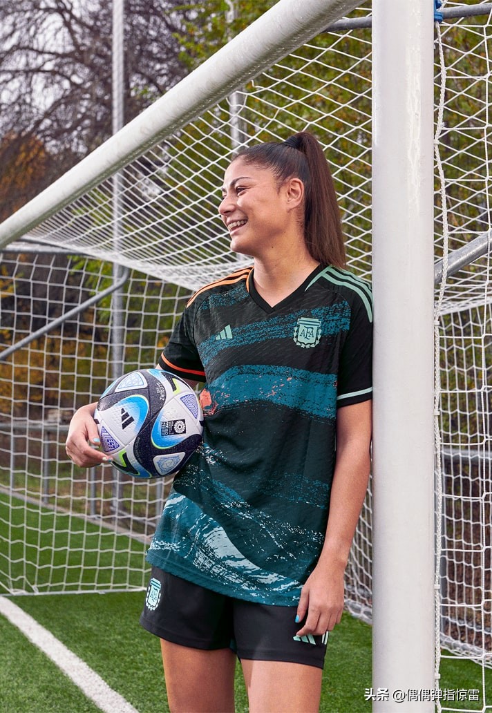 阿迪达斯女足新款,阿迪达斯2023女足训练球