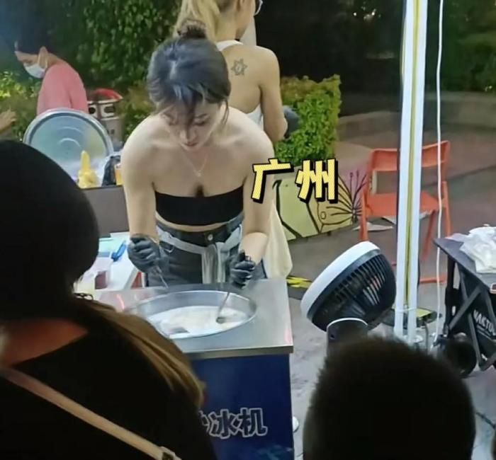女子穿抹胸卖炒冰，生意好到不行，终是女人好赚钱啊！