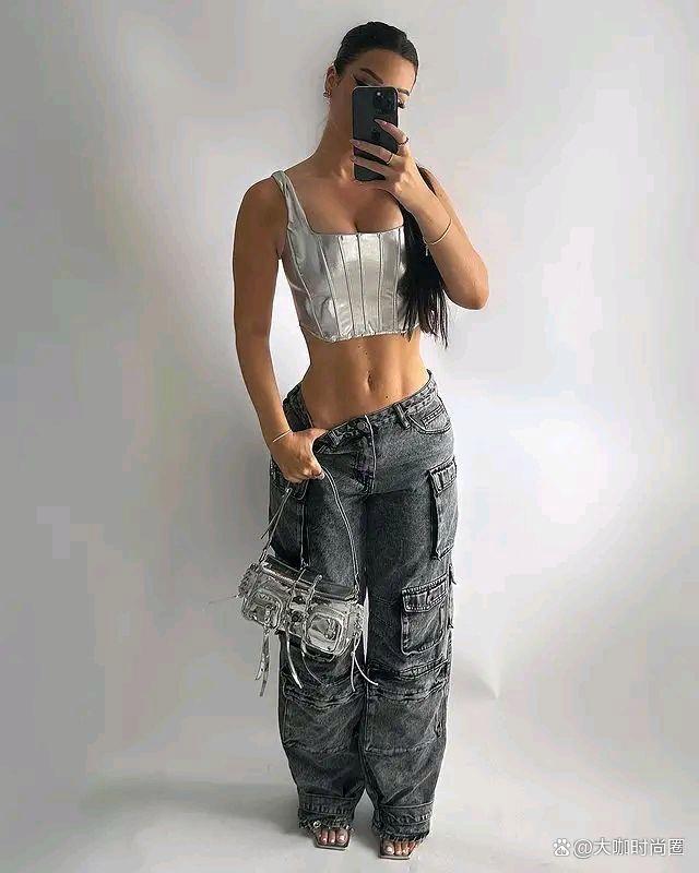 美臀女王，身材性感，长相出众。身高165厘米，体重65公斤