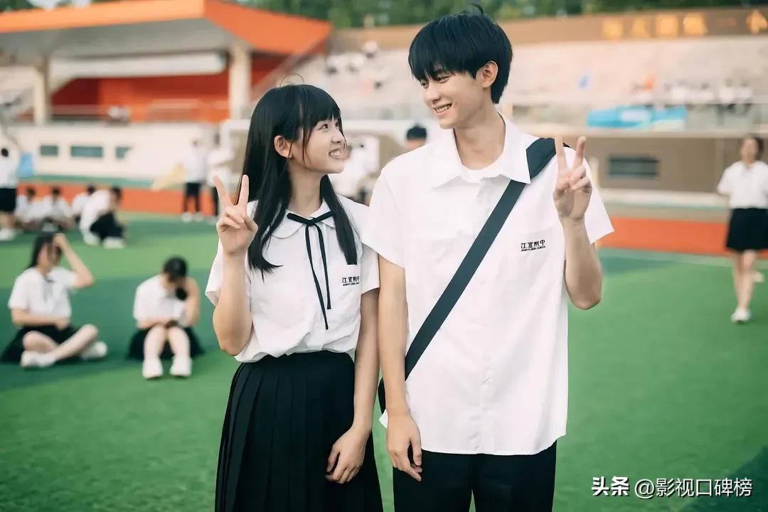 同样是在播校园甜剧，《偷偷藏不住》褒贬参半，这部剧却一水好评