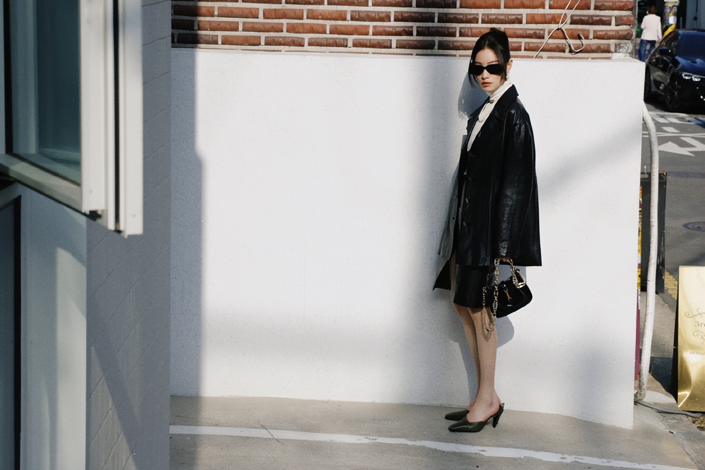 刘雯和倪妮在首尔街头争艳！一个惊艳气场强大，一个酷飒风情十足