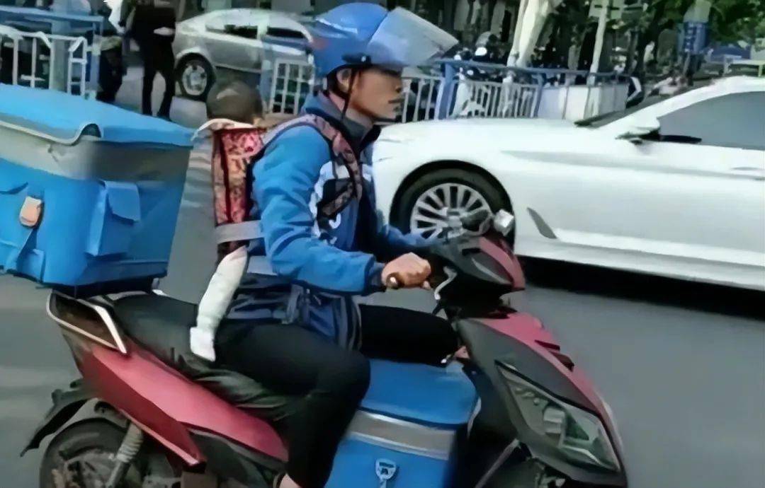 安徽送外卖小哥带着女儿,90后小哥带着孩子送外卖后续