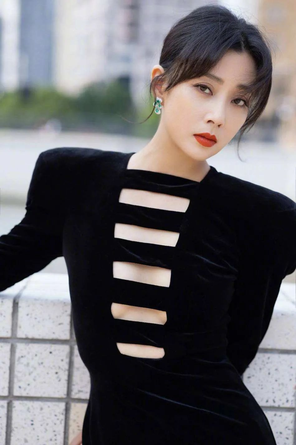 因为肩塌而红毯翻车的女明星,各个女星的红毯穿衣事故