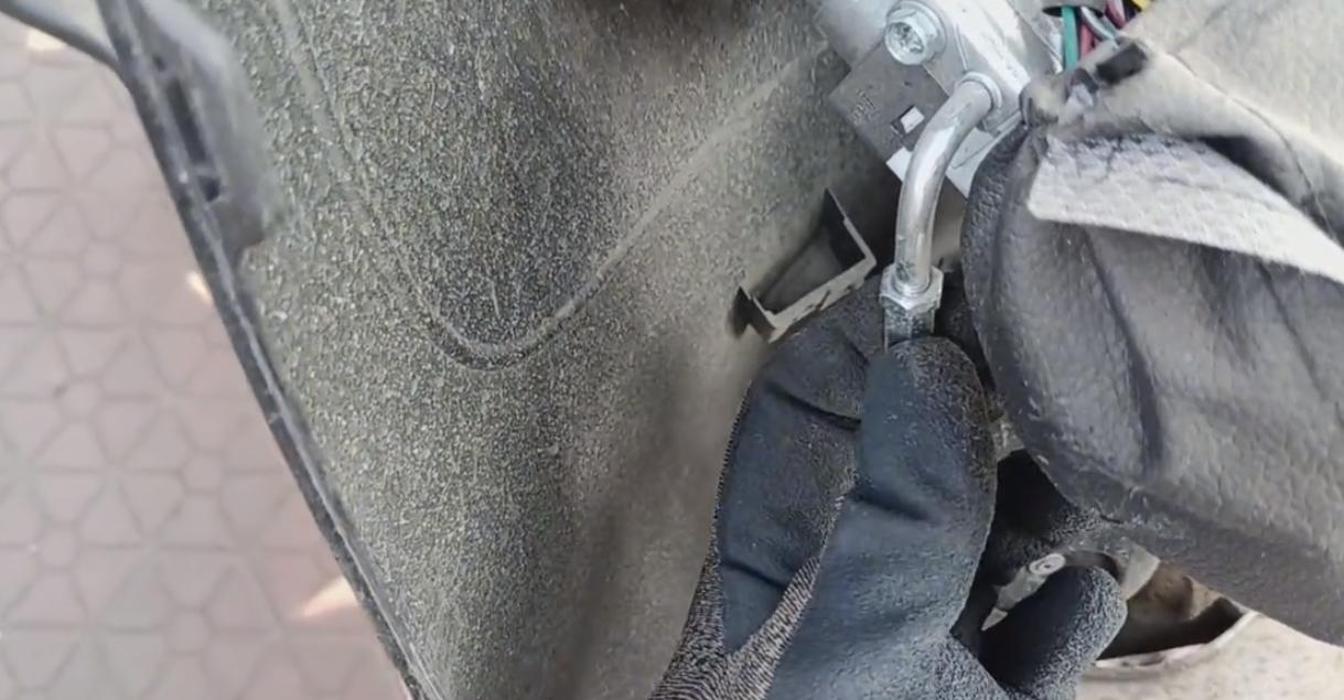 小孩把车锁了钥匙在里面,孩子把车钥匙锁后备箱