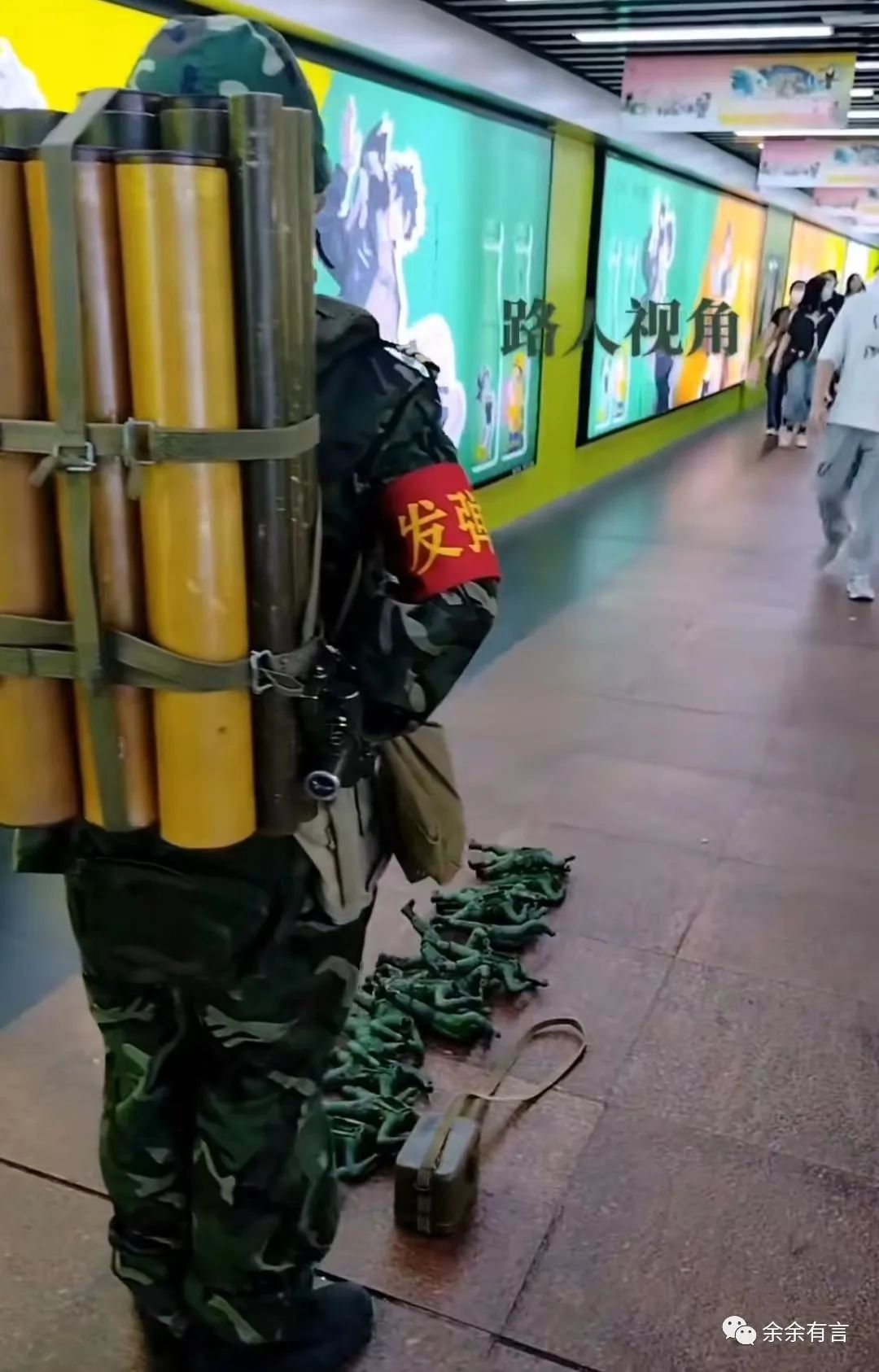 摆地摊卖玩具的真实收入,00后小伙摆摊卖玩具29元