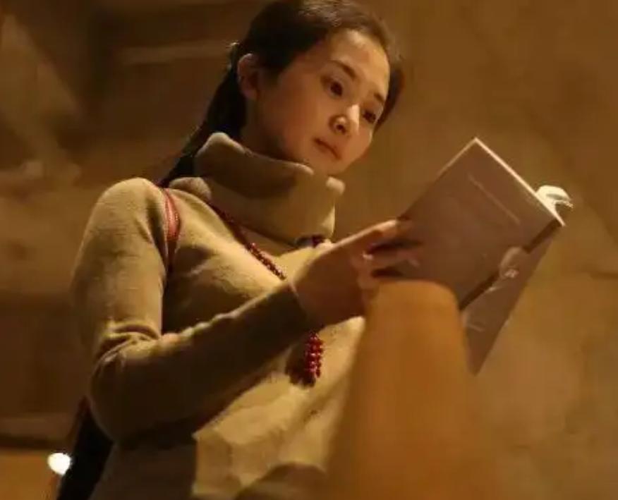 美女校长胡红梅堕落记：凭美貌走上巅峰，成“文字小偷”跌下神坛