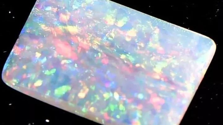 丰富多彩的欧泊,每一块欧泊演绎着完美的传说