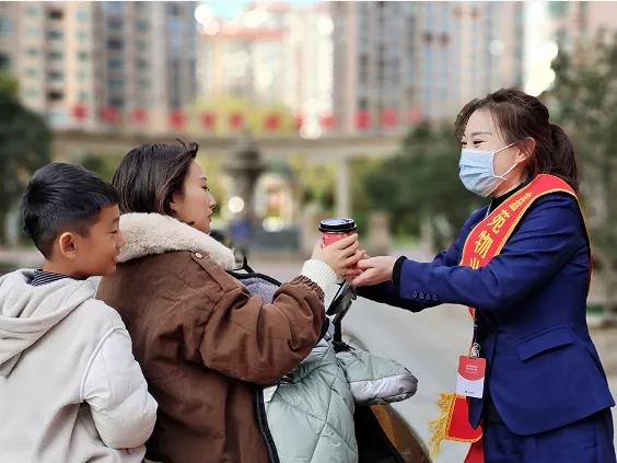 “谁家小区成天上电视？”“我家！”