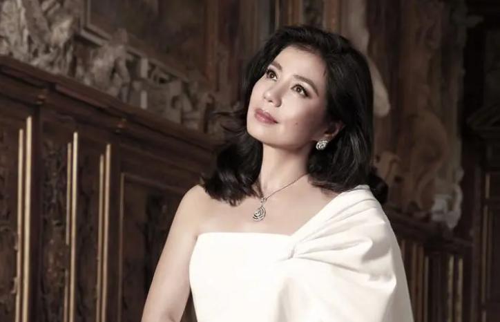 长了一张风情万种的脸下一句,看似清纯实际丰富情史女明星