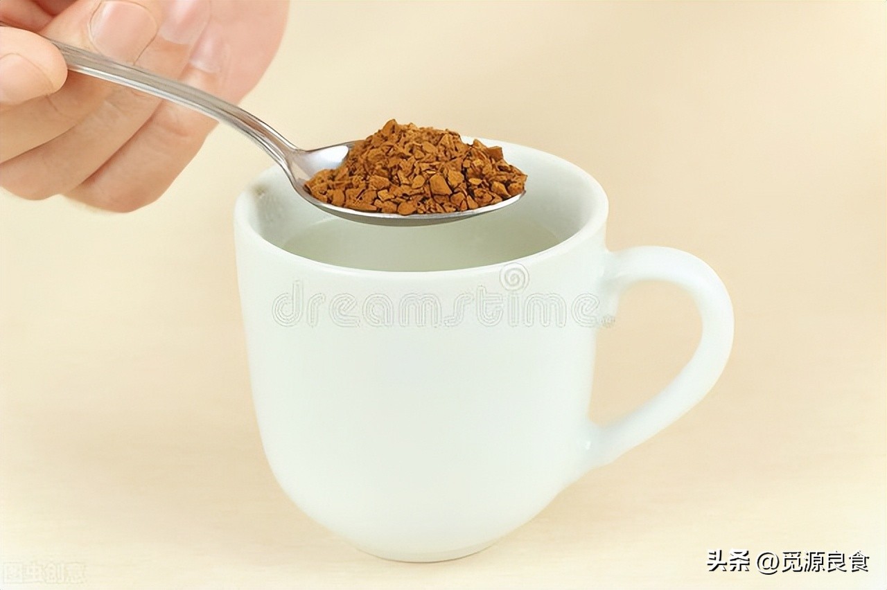 这4种杯子不宜用来喝水,喝水用什么杯子比较健康