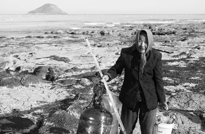 严於信：春节补休到福建，带着自己的哈士奇宠物狗尽享海边慢时光