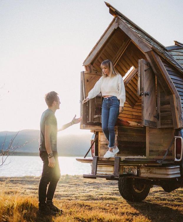 两位情侣在森林中搭个帐篷,一对情侣在大山深处打造的家