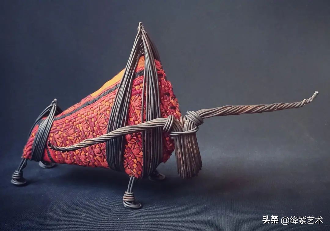 他用一把废剪刀和几根细铁丝，制作异域风格雕塑，效果出奇地好