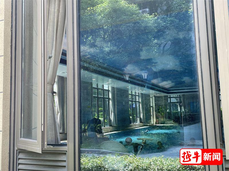 越城这个小区游泳池成大众浴场，物业能擅自作主？