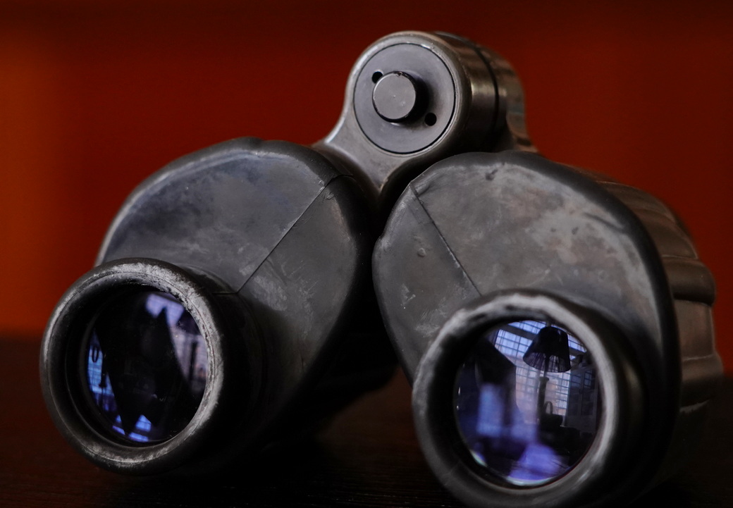 一树梨花压海棠：是*用军**望远镜好？还是名牌望远镜好？