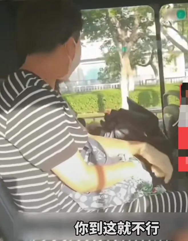 大妈对女孩出言不逊被女孩教育,大妈打骂女孩儿