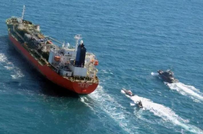 美国扣押运往中方油轮，不到48小时，中方起底CIA“颜色革命”