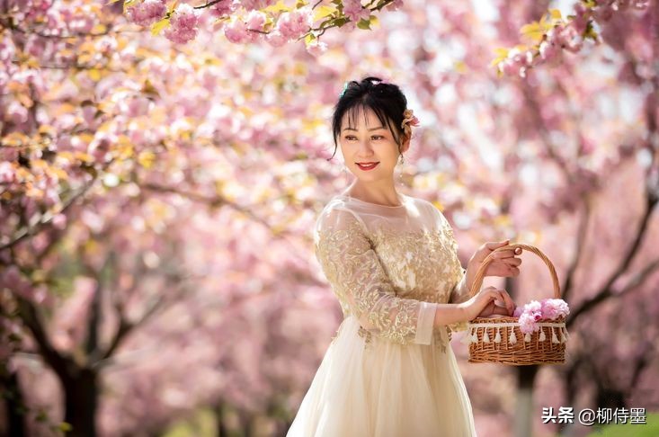 阿姨公园拍照怎么拍出高级感,中年妇女拍照怎么拍出高级感