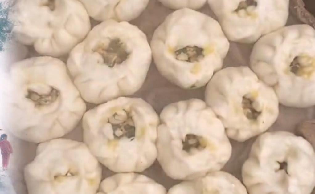 有趣3岁小男孩痴迷做花式面点,花式包子儿童