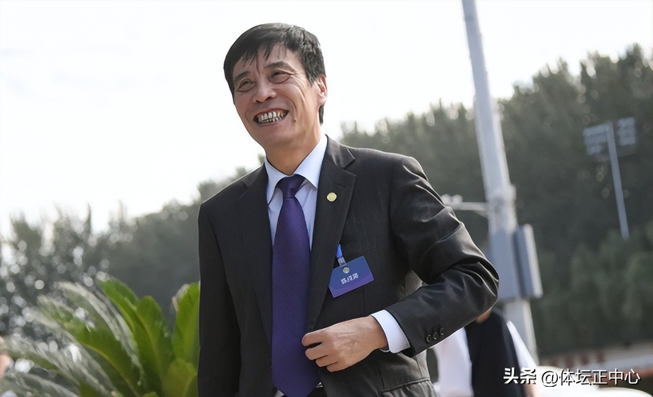 足协杯奖杯被当场掰断,足协杯冠军奖杯被掰断值多少钱