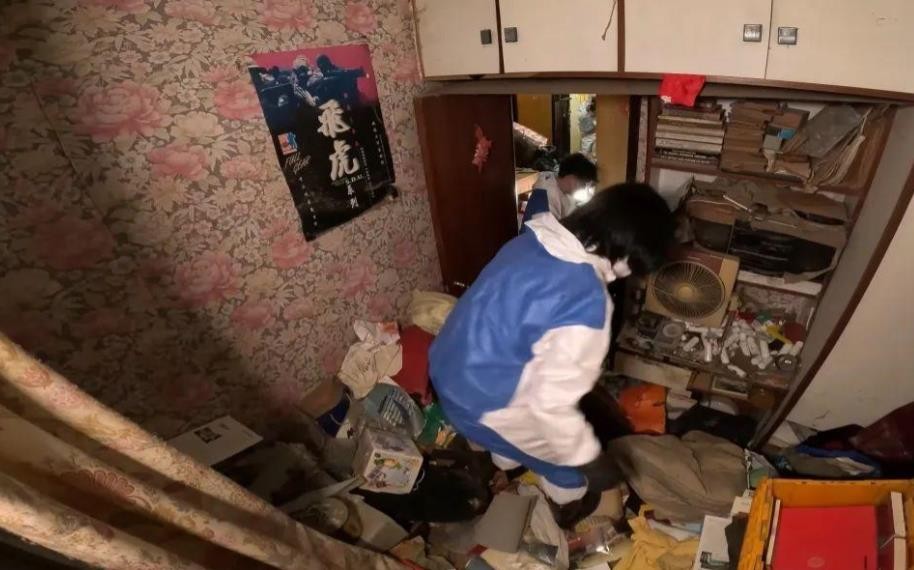 精英高管死于37㎡的独居房：妻儿移民后，他和5吨垃圾生活了20年