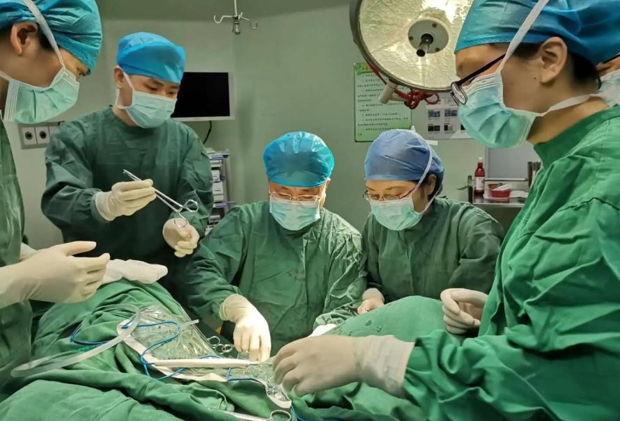 2015年，43岁母亲把子宫移植给22岁女儿，8年过去她们怎么样了？