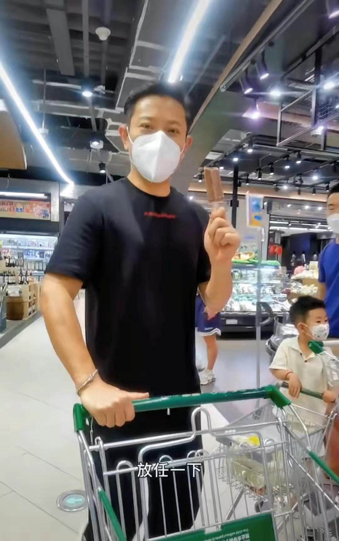 53岁知名歌手意外受伤！因喜爱世界杯去踢球，被踢中眼睛严重受伤