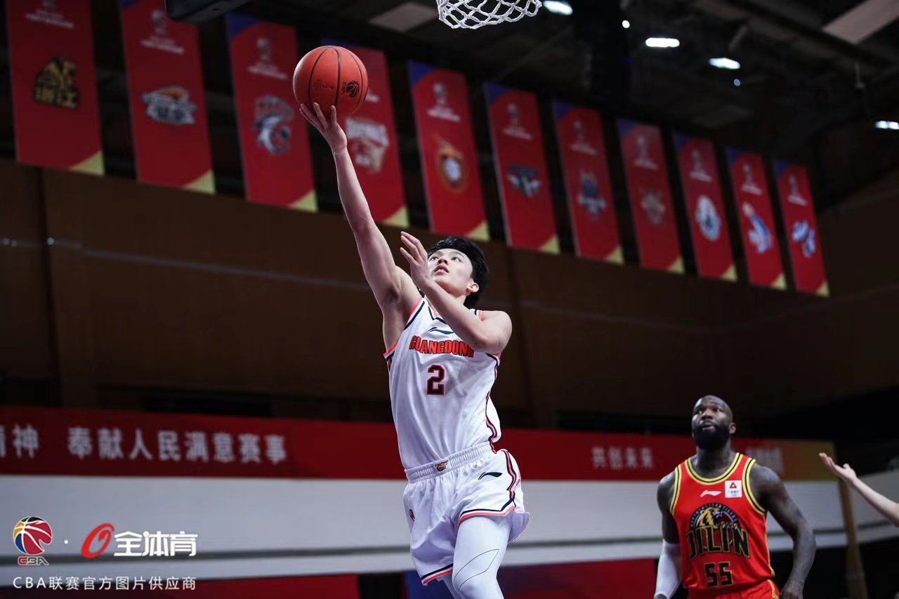 2战轰34分17助,22岁新星完爆艾伦继伟,征服球迷,已被乔帅看中