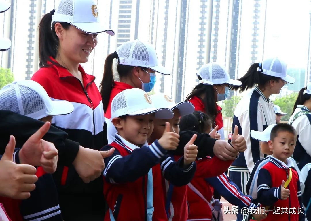 萌娃爱足球勤志全衔接：机关二园与历城二中足球队员联谊活动