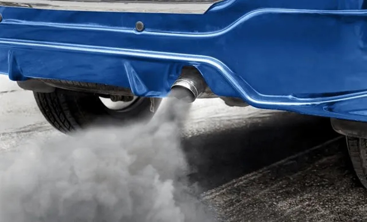 为什么有的车冬天排气管白烟少,冬季排气管冒烟与不冒烟