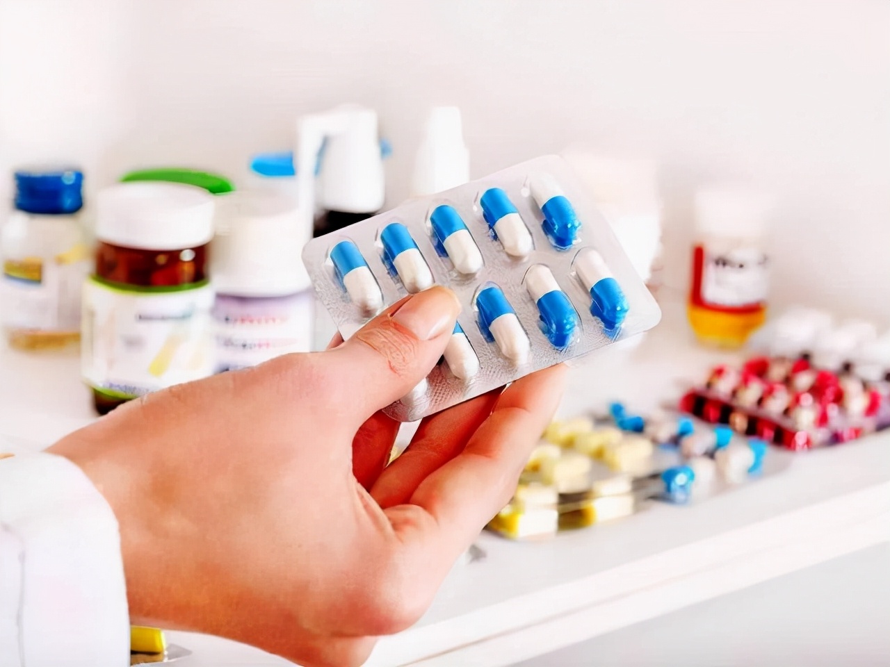 阿奇霉素用药期间禁止吃什么,阿奇霉素慎用