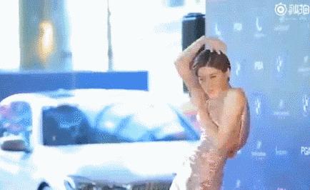 明星红毯假摔事件,明星红毯假摔倒抢镜