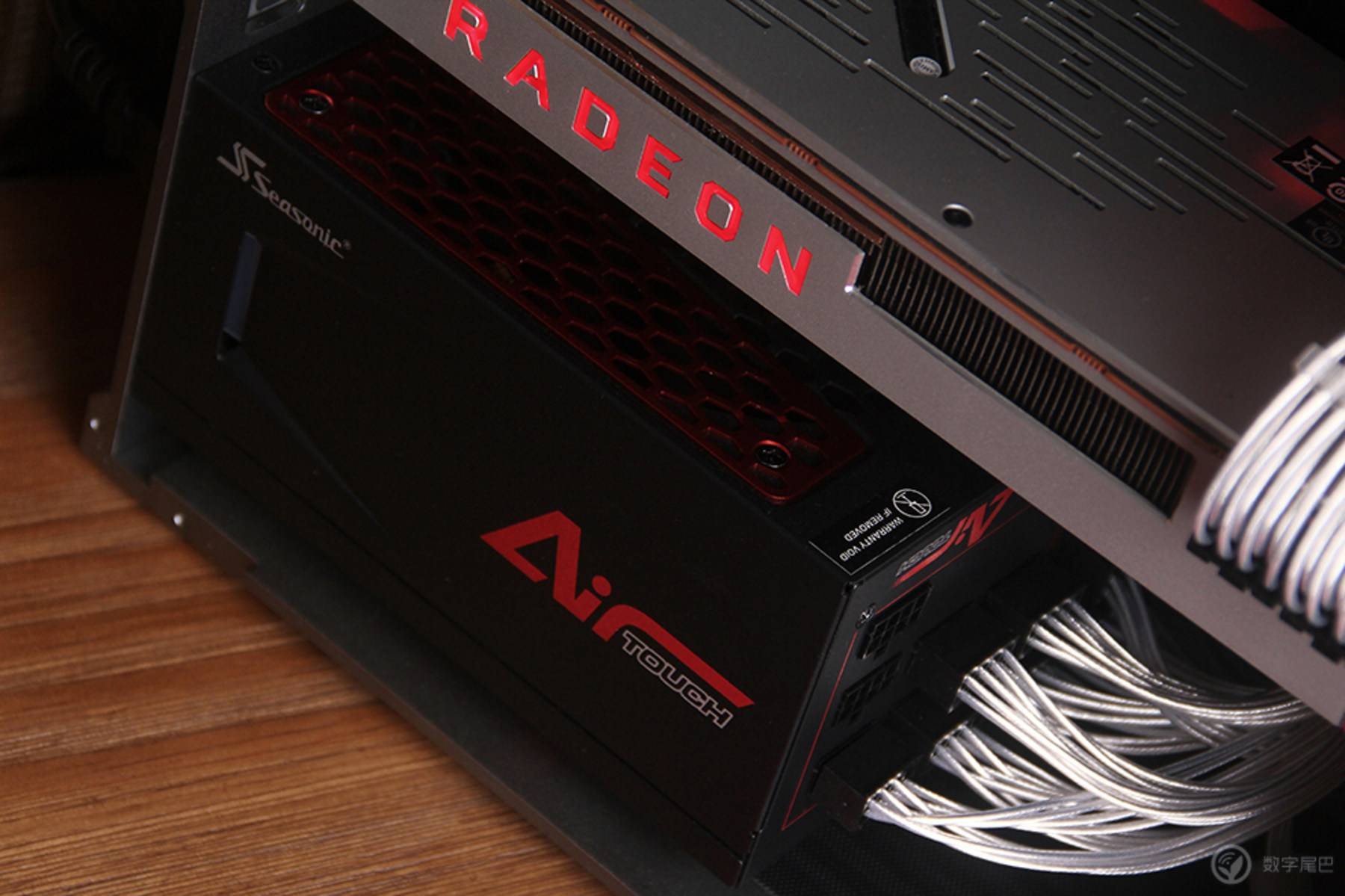 推荐几款高逼格电脑桌面,实用科技感很强的电脑桌面