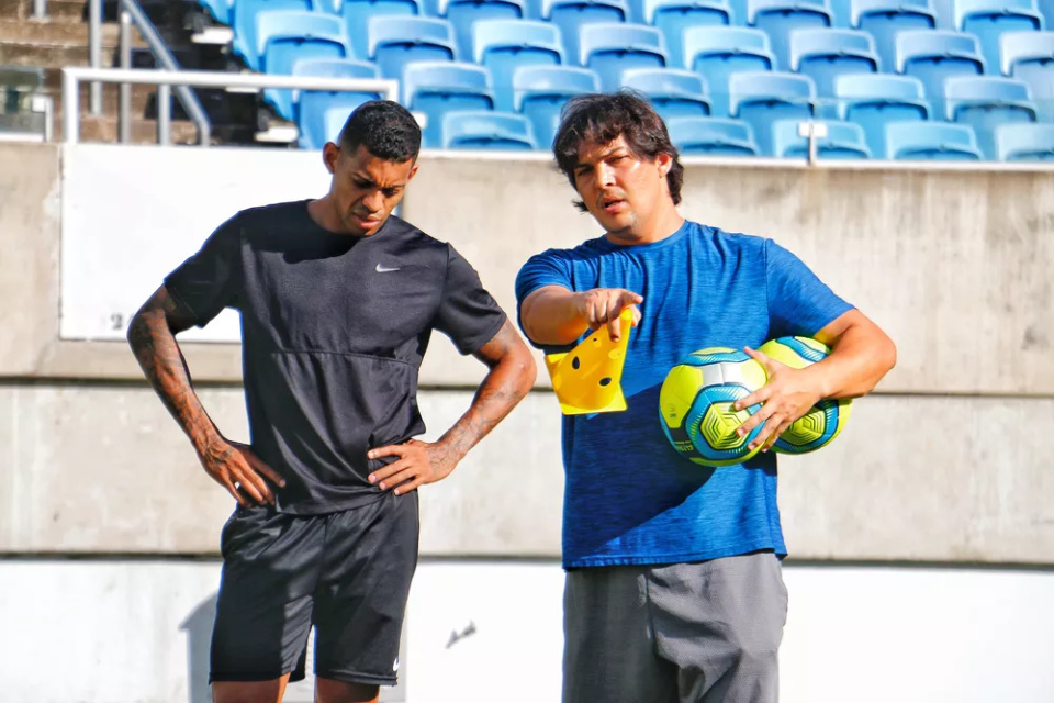 上海海港旧将加盟泰超冠军！薪资待遇不菲，新赛季出战亚冠