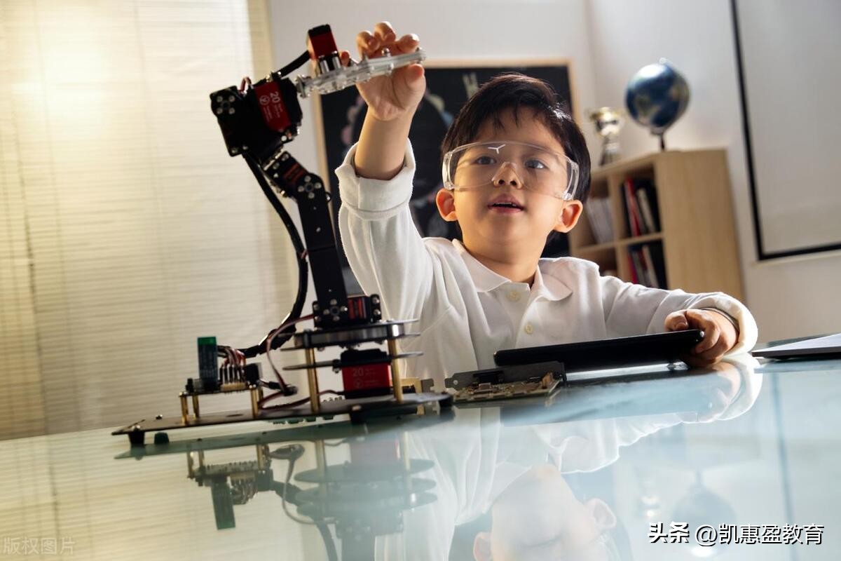 特色科普教育引领青少年创新成长,中小学生科普教育政策