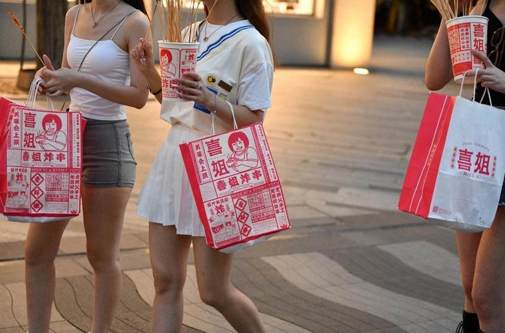 靠10平小店铺从月入5000到月入50000,靠十平米小店铺月挣10万