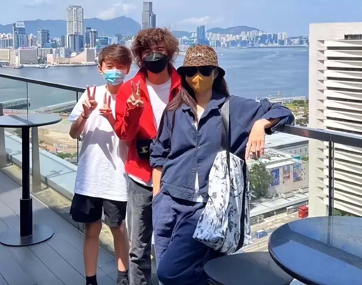 王菲与李嫣秀恩爱,谢霆锋王菲年轻时候机场带窦靖童