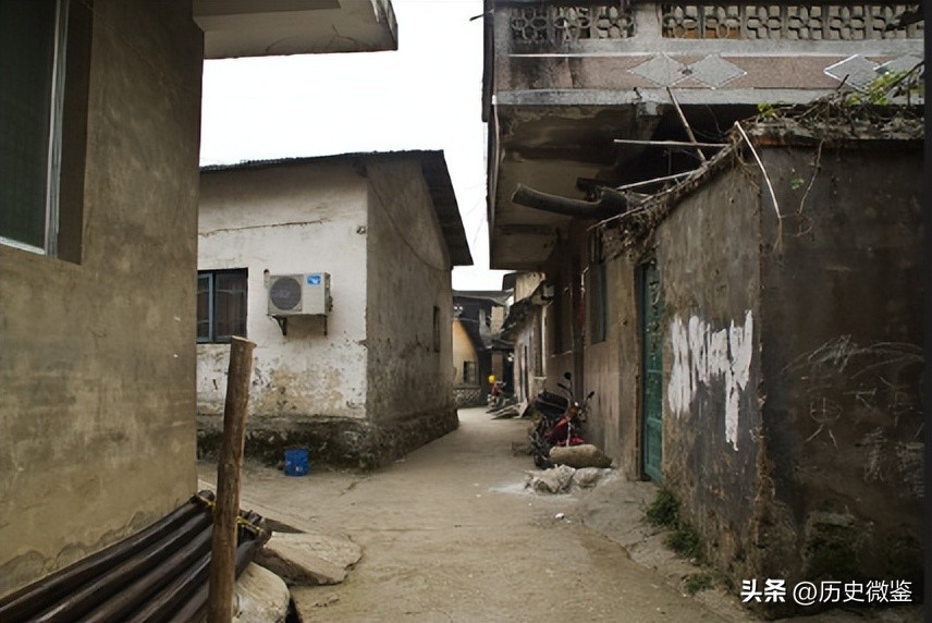 广西大叔穿女装在街头卖艺被骂变态，真相曝光后网友：真男人