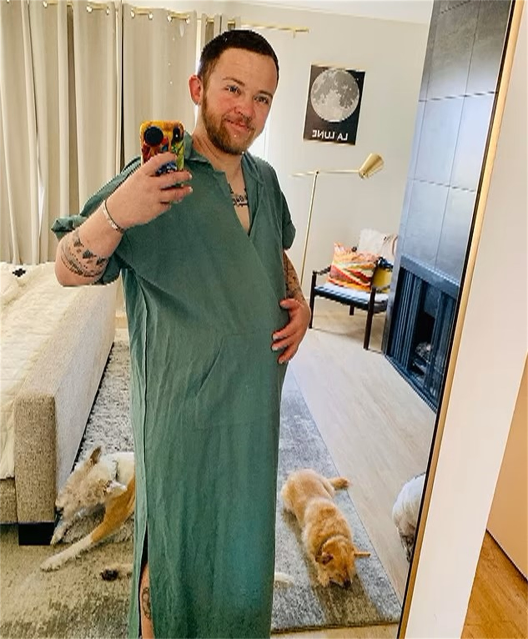 2020年，美国一男子自然怀孕生下男婴，竟不愿孩子叫自己“妈妈”