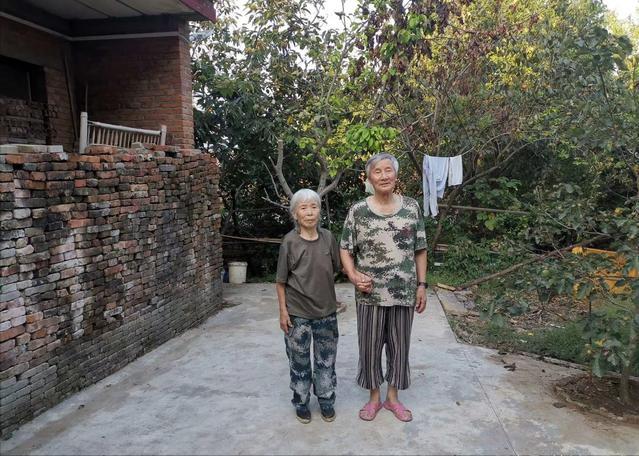 身穿15元鞋子老人向社会捐款1000万,老人穿15元鞋给家乡捐款1000万