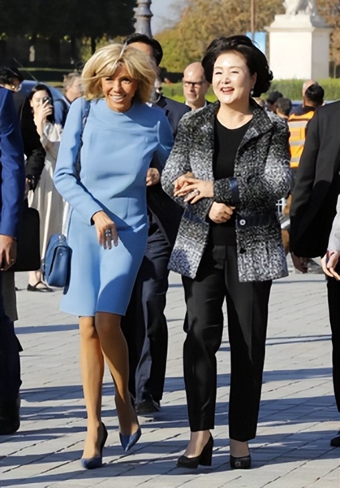 文在寅夫人：看似最接地气的第一夫人，却被曝花10亿公款买衣服