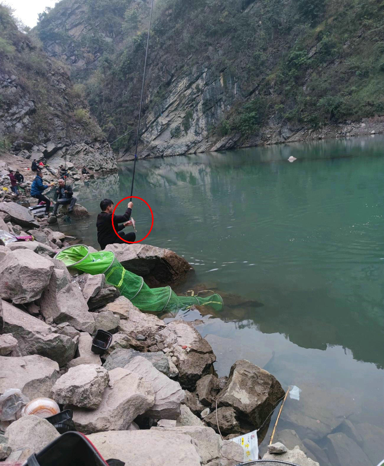 一天钓鱼一两百斤！这些金沙江的钓鱼人过了瘾，也招来骂声