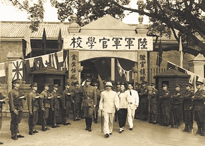 1950年，起义将领郑洞国想回家种地，周总理阻止：这是浪费人才