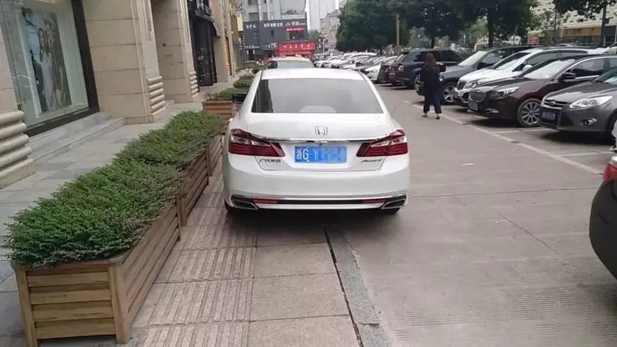 北京一男子10天收到6张罚单,一天收到4张交通罚单