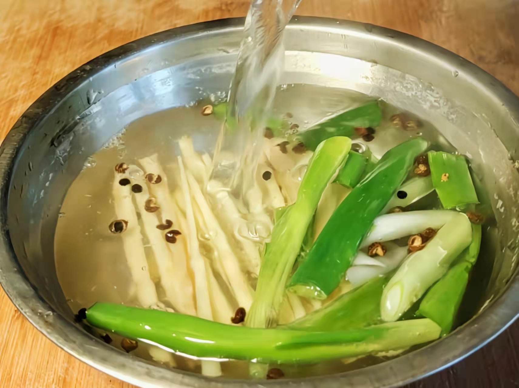 调肉馅不加水可以吗,正确调肉馅不柴的做法