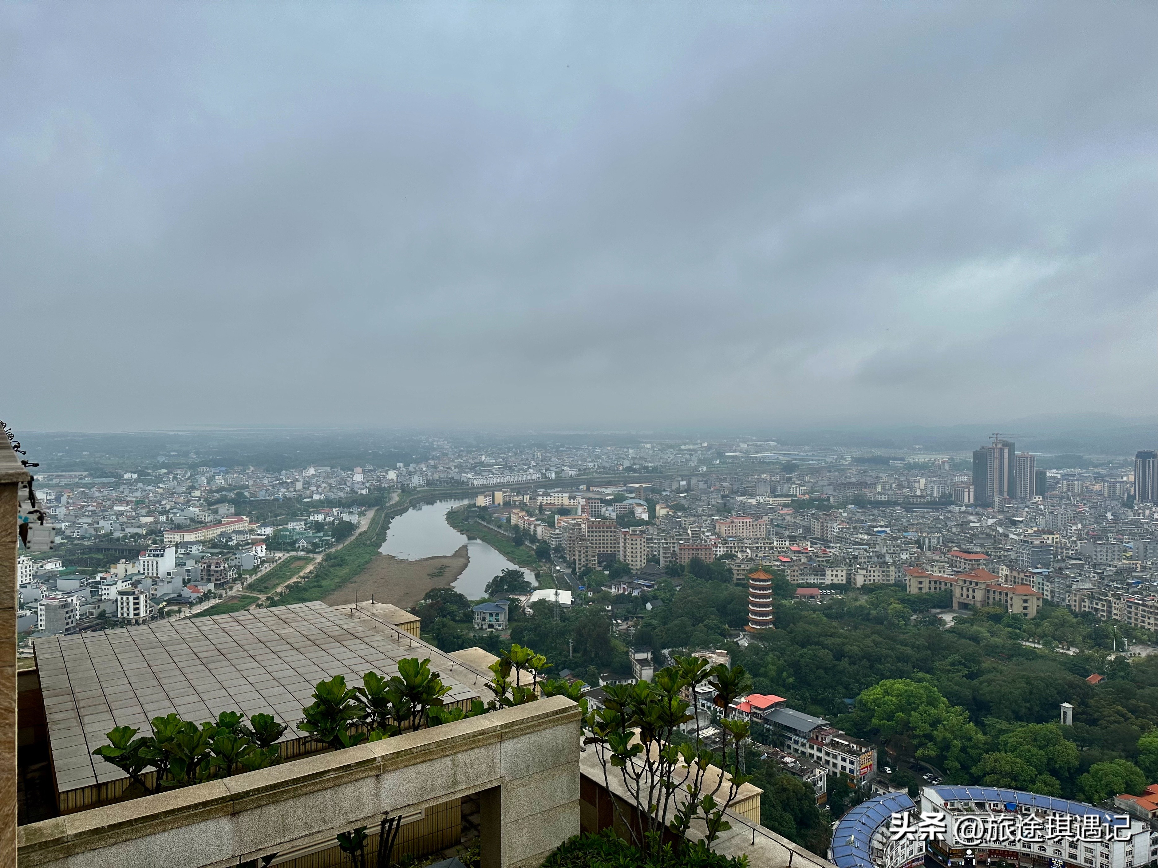 东兴与越南边境交界处,越南人看东兴北仑河