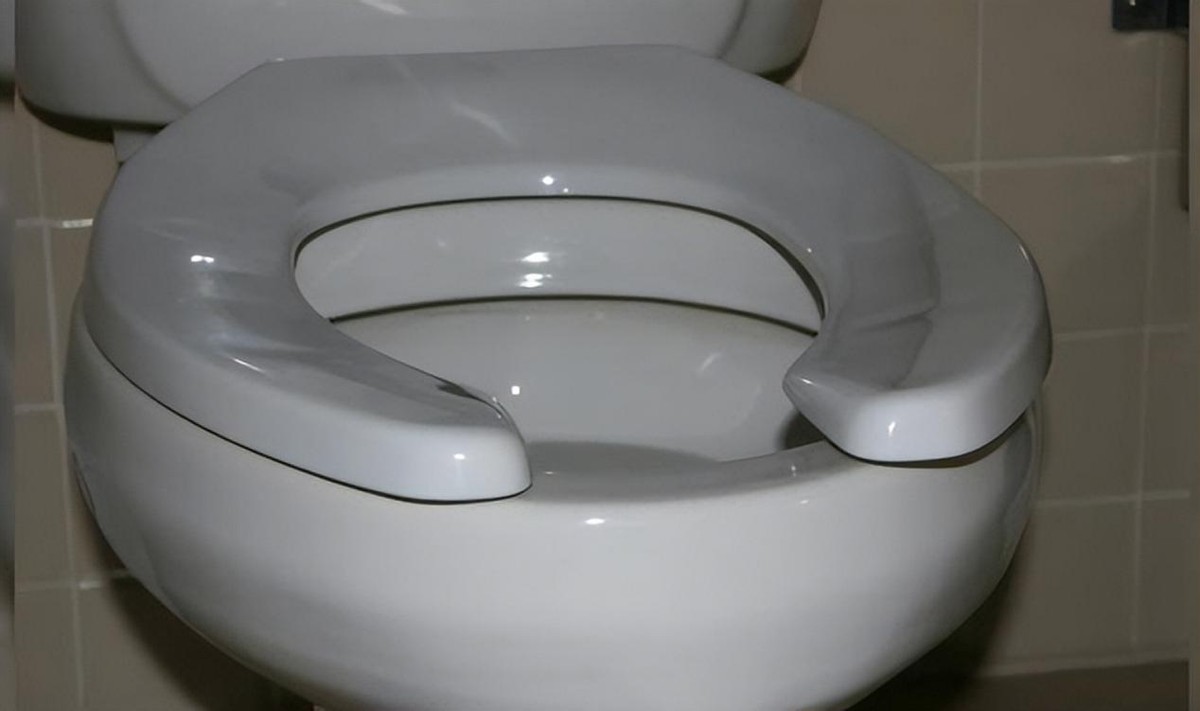 美国马桶前面为什么要设计个孔,美国马桶前面有个缺口怎么冲水