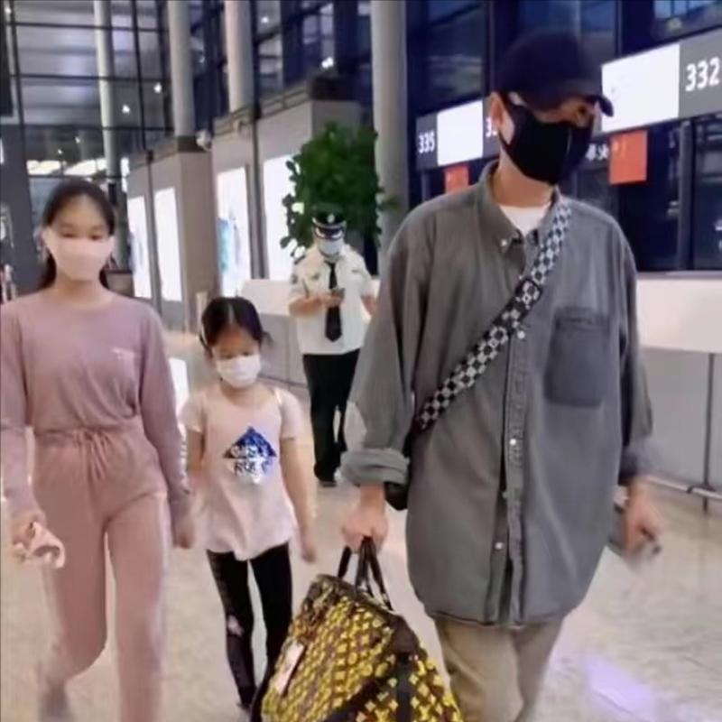 文章和女儿亮相机场最新,文章女儿爱马